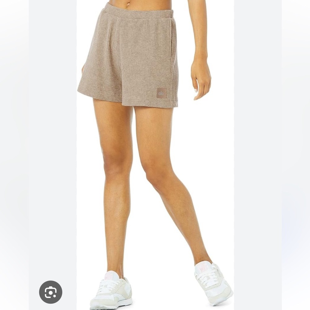 ALO Yoga Ribbed Lounge Shorts in Taupe